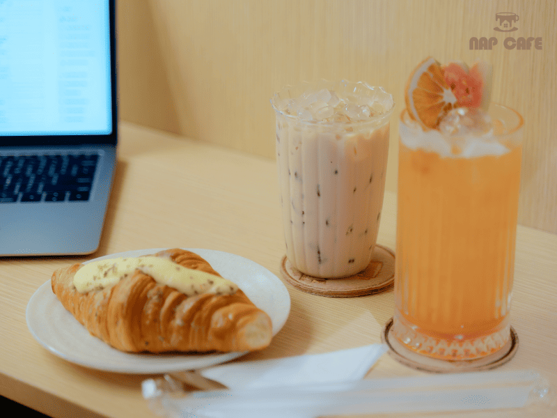 Menu đồ uống đa dạng, và có cả các món ăn nhẹ