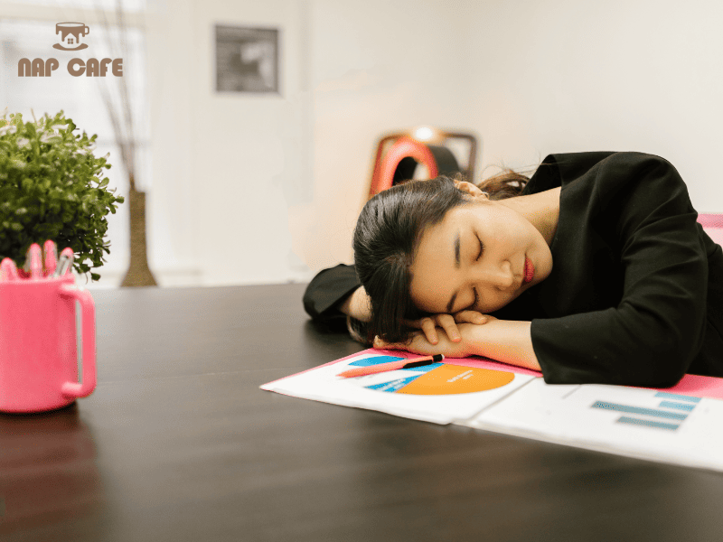 Người Nhật đôi khi có thể ngủ một giấc ngắn ngay tại bàn làm việc