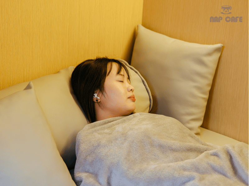 Một không gian yên tĩnh, có chăn, có gối để bạn có "khoảng nghỉ" vào ban trưa