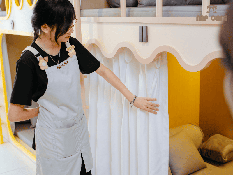 Tại Nap Cafe có chỗ nghỉ ngơi chợp mắt, có rèm che riêng tư