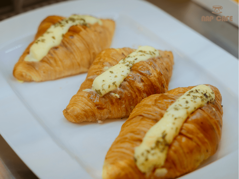 Menu có cả bánh mì ăn nhẹ để nạp năng lượng