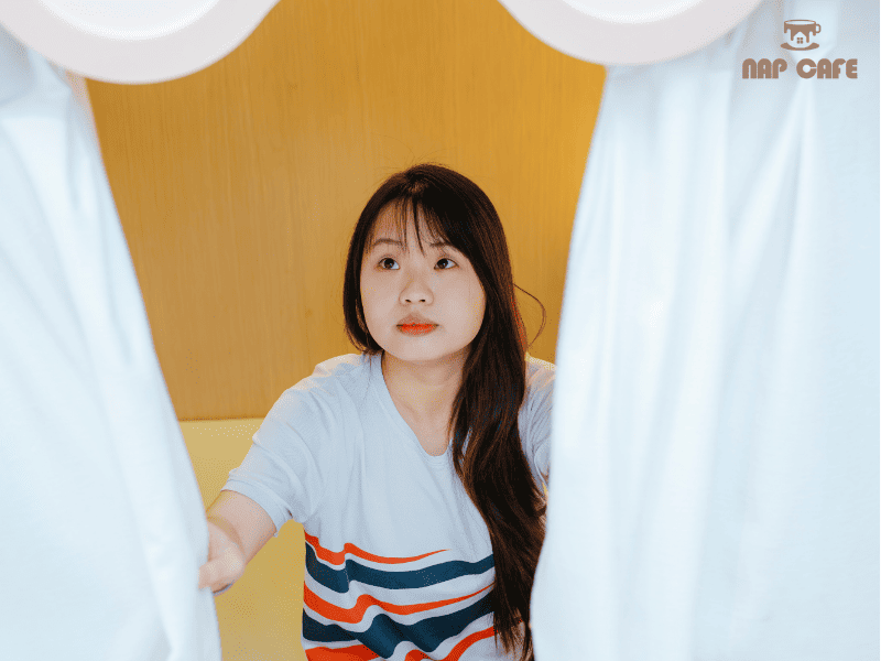 Kéo rèm lại và tận hưởng giấc ngủ ngắn thật ngon, bạn nhé!