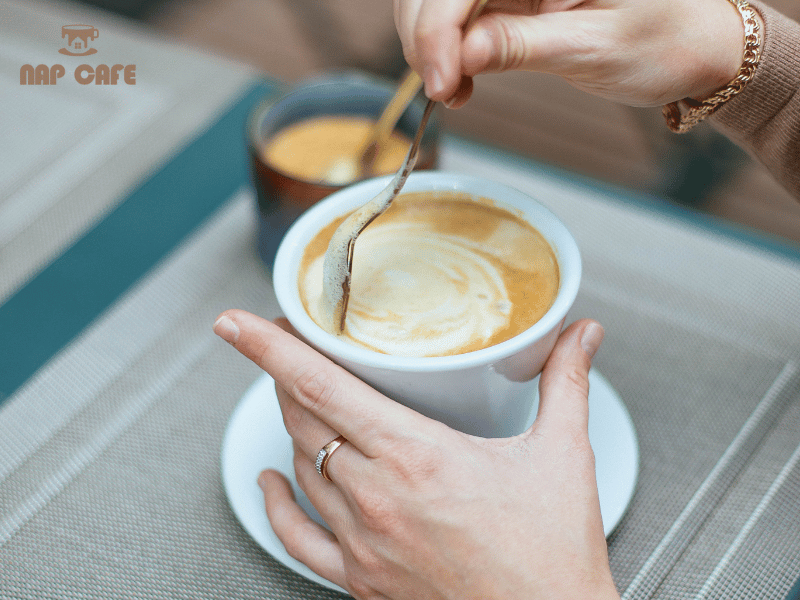 Nên khuấy đều cà phê cốt dừa trước khi uống