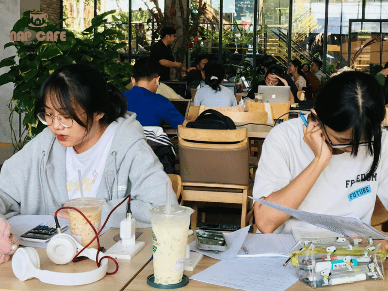Học sinh, sinh viên cần không gian quán cà phê yên tĩnh để học nhóm, chạy đồ án