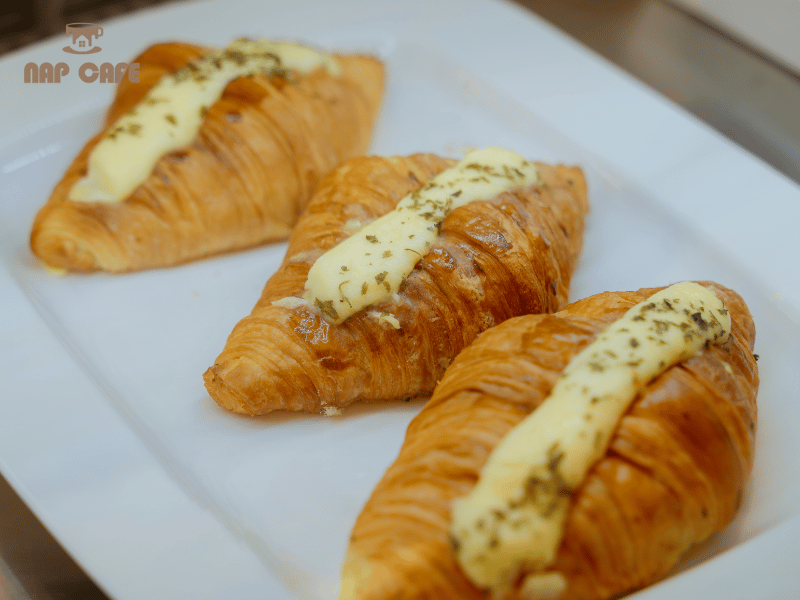Kết hợp với một chiếc bánh ngọt khi thưởng thức Caramel Macchiato