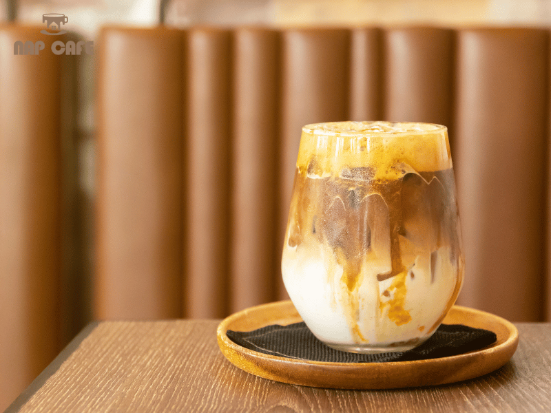 Lượng calo trong một ly Caramel Macchiato có thể dao động khá nhiều tùy thuộc vào kích cỡ ly