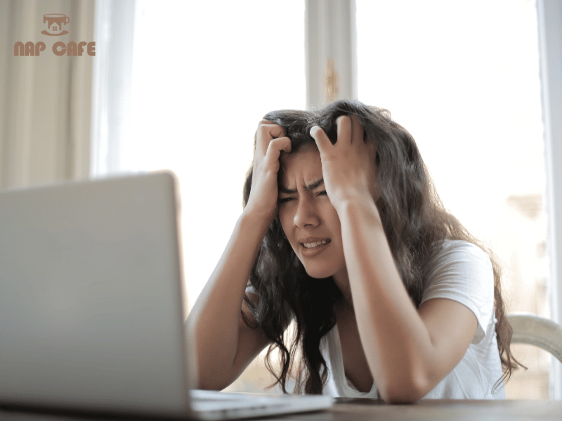 Tránh căng thẳng, stress và các suy nghĩ tiêu cực để kiểm soát cảm xúc bản thân