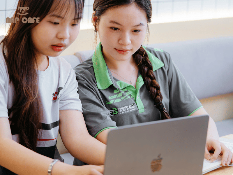 Việc tìm một quán cà phê học bài gần đây tại Quận 7 không chỉ dừng lại ở một nơi có bàn ghế và đồ uống. Nó là việc tìm kiếm một không gian thực sự hiểu và đáp ứng nhu cầu của bạn