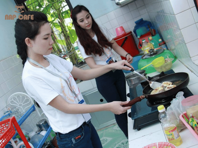 Sinh viên ở trọ nên tự nấu ăn để tiết kiệm chi tiêu hàng tháng, đảm bảo sức khỏe học hành