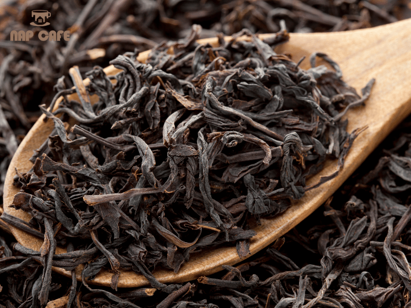 Chuẩn bị trà đen (hoặc trà xanh) để pha trà vải