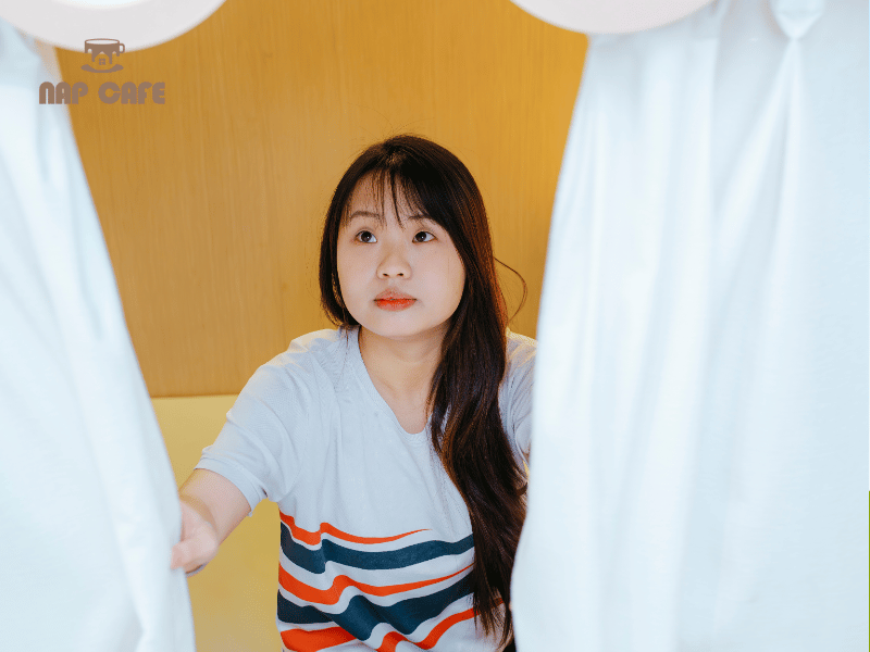 Một quán cà phê tình nhân nên khuyến khích có rèm che để đảm bảo sự riêng tư tuyệt đối
