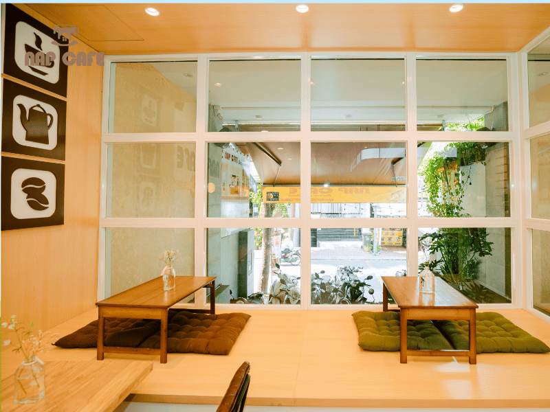 Nội thất gỗ tinh tế chính là điểm nhấn của quán cafe chụp hình đẹp phong cách Nhật