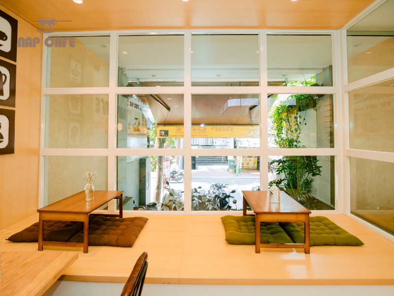 Nap Cafe có bàn rộng rãi, không gian yên tĩnh cho nhóm đông học bài